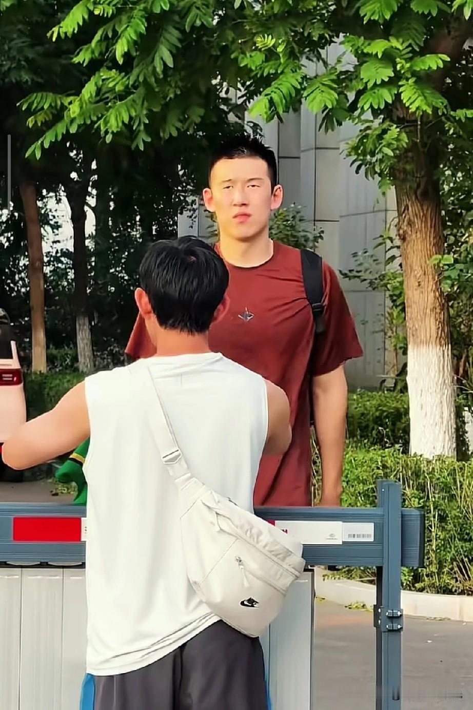 辽宁男篮加练至黑夜，新赛季值得期待！整体来看，辽宁男篮阵容变化不大至少到目前