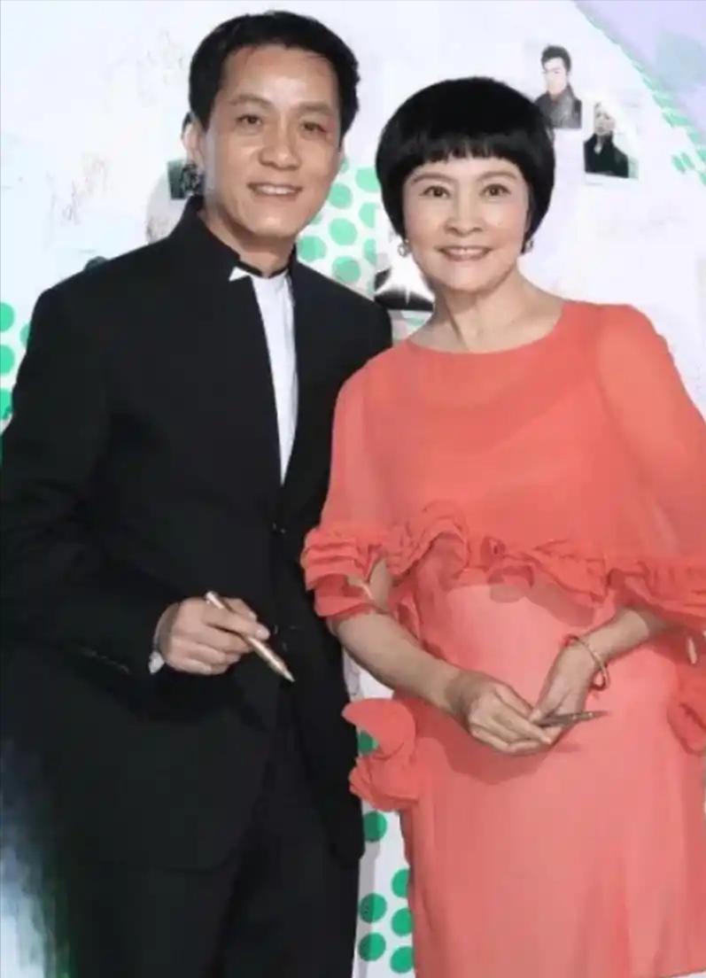 一次，冯远征带着老婆梁丹妮参加聚会，他的朋友十分无礼地说道：“远征，下次别带你老