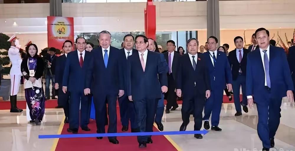 越南开大会，领导人入场的时候，范明政领先苏林一步，并且是挺胸抬头，神采奕奕，英俊