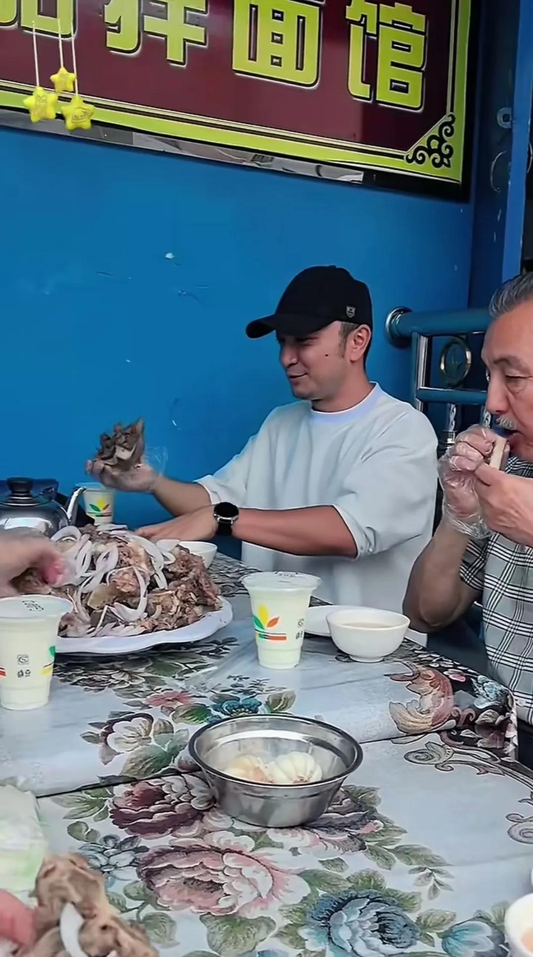 尼格买提，吃的是扒羊肉，还是手撕肉看着好好吃的样子。