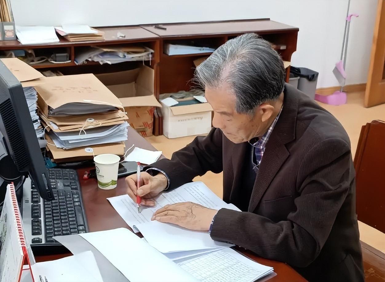 我今年五十八岁，距离正式退休还有好几年，职称副高，业务功底扎实，身体也没有任何问