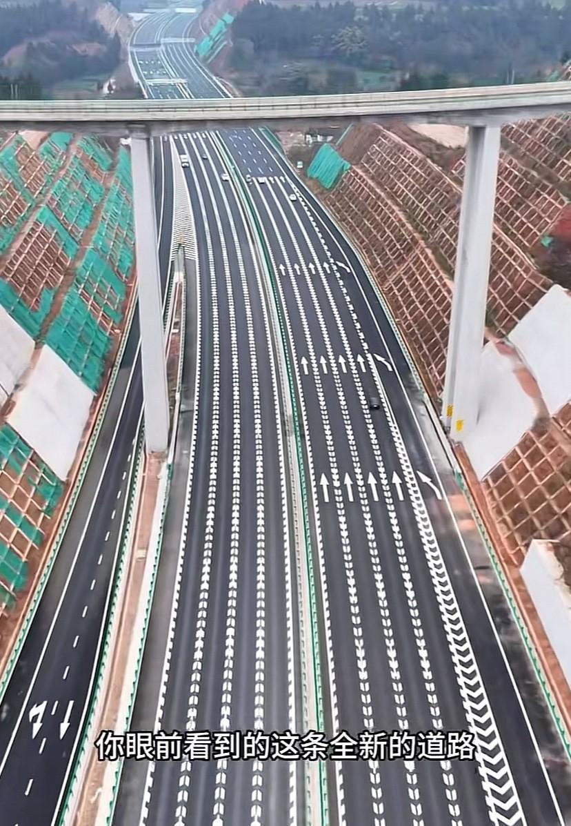 厉害了！汉蓉高速这地标线画的让我看了有点密集恐惧症，这是学美术的画的吧，整段高速