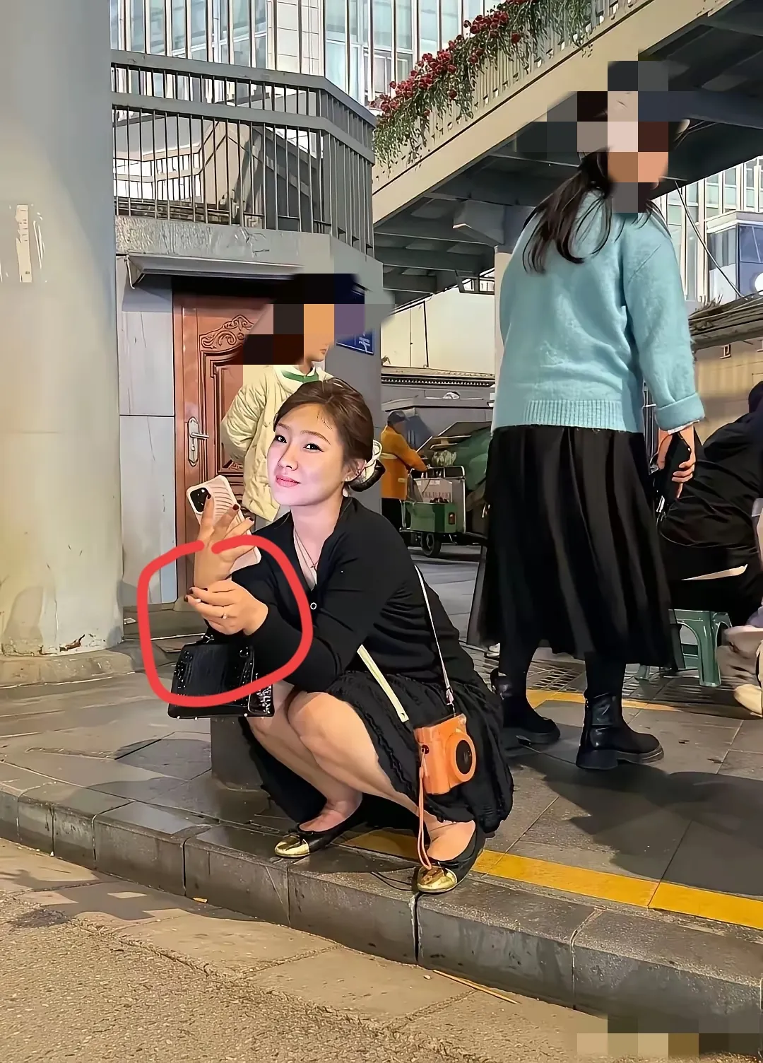 为啥现在这样的女孩随处可见了，难道这是一种潮流了吗？[？？？]