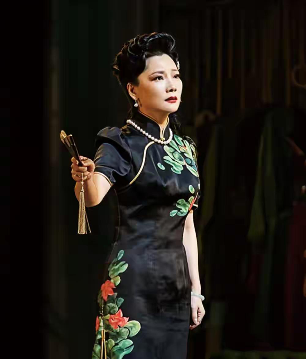 这一幕看哭了！何赛飞带着复发的腰伤，硬撑165分钟演完话剧《日出》。整场演出，