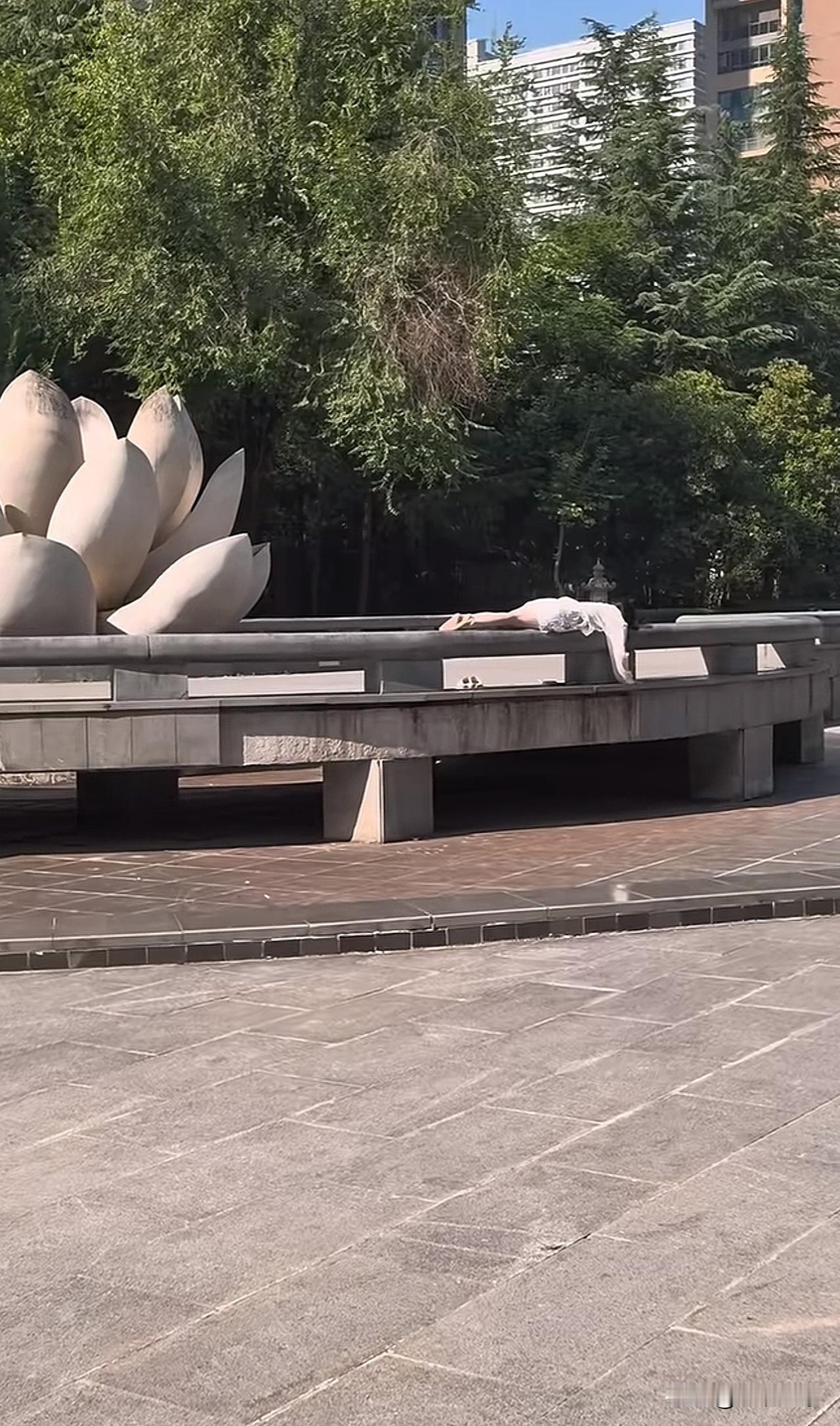 公园随拍，这是干嘛呢？谁能告诉我这练的什么功？