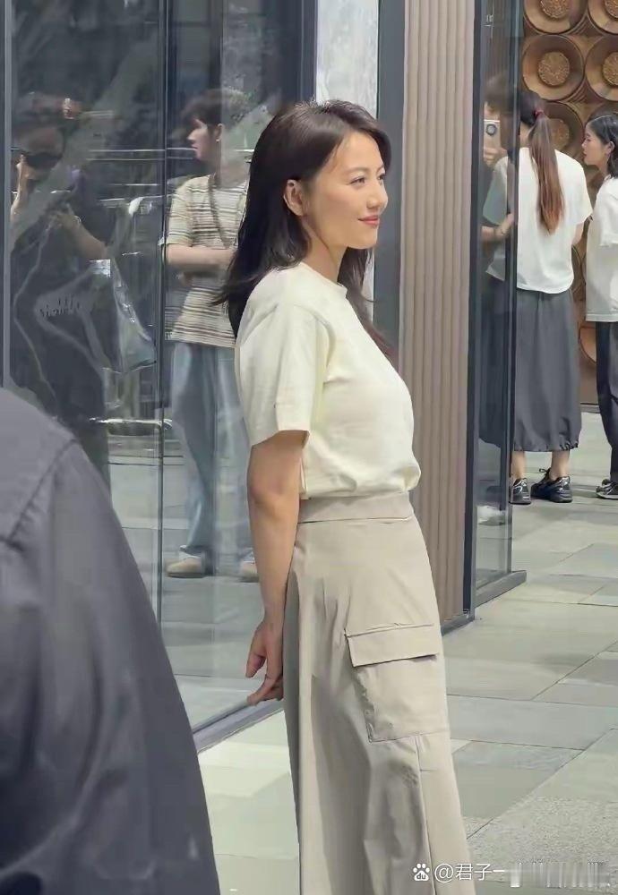 高圆圆现身成都状态封神，45岁素颜逛街依旧优雅动人，这份气质真的刻在骨子里，不愧