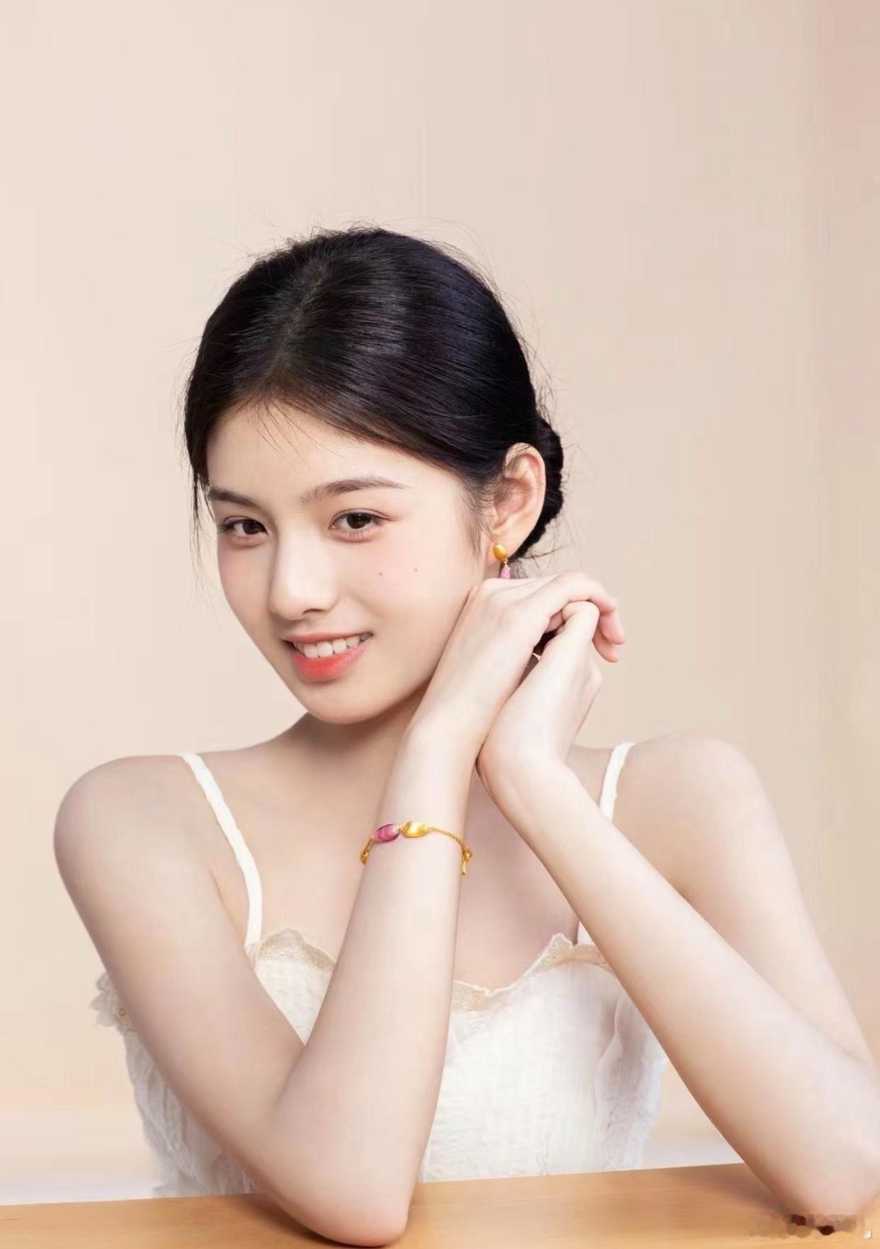 1.王仁君是杨幂大学的班长。2.艾米本人侧面特别特别像刘涛。3.徐峥要和张若昀合