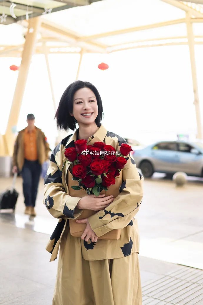 倪虹洁现身机场，她这次搭配的很有潮流之美，看起来也特别的显年轻。她里面穿黑色打底