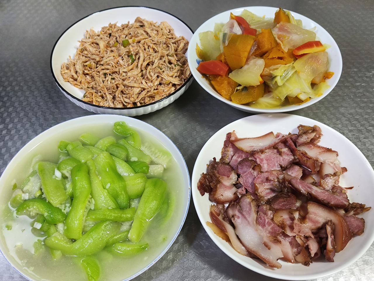 六月二十二日的家常午餐，荤素搭配，着实让人舒心不已。清爽的炒丝瓜，解腻又润口；鲜