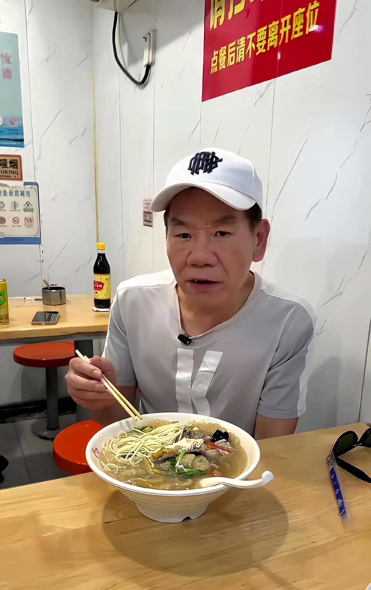 这位大哥会弹吉他会唱歌，他的好几首老歌，我都耳熟能详的唱几句。“我是一只小小小
