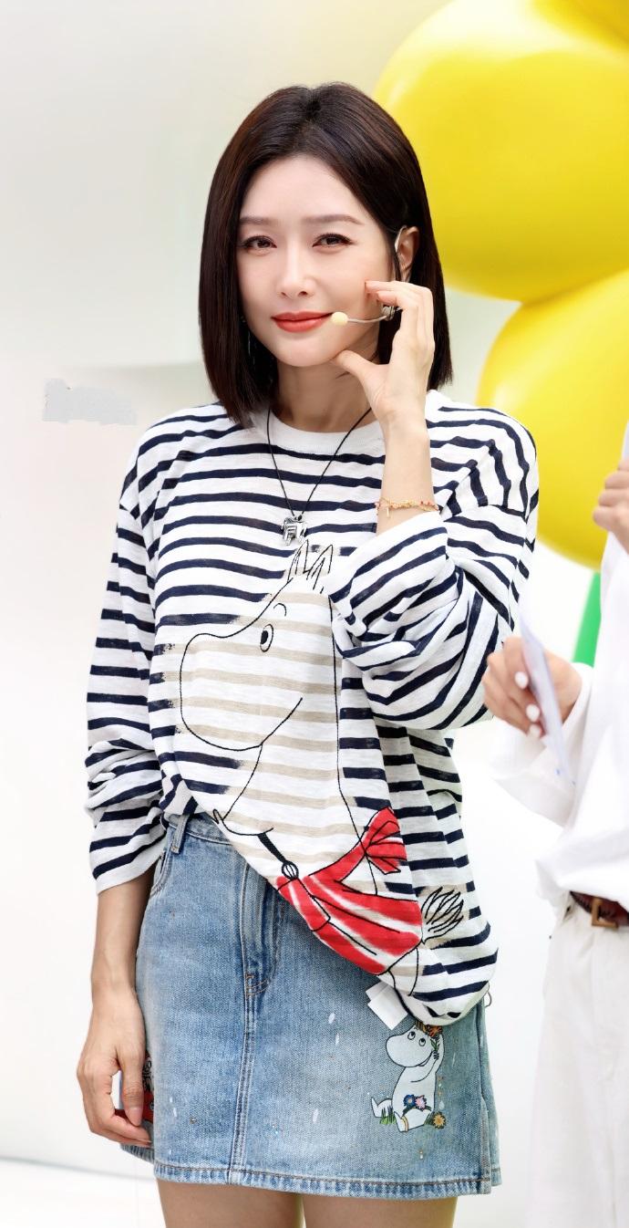 最近秦岚在出席时尚活动的时候搭配的很有青春活力气息，真的是特别的漂亮。秦岚上