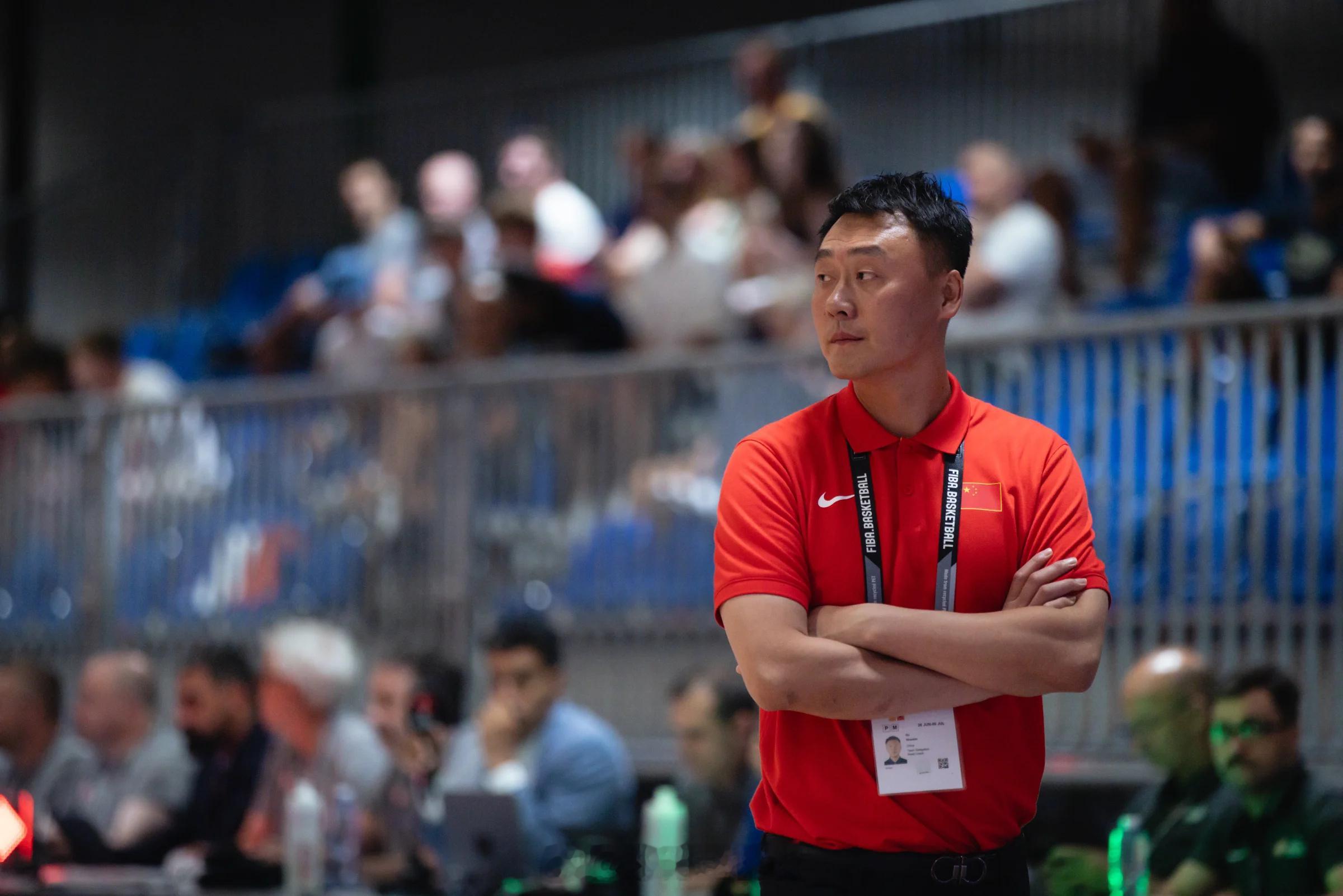 U19国青主教练曲绍斌接受采访，谈中国队在世界赛暴露的篮板球问题和防守问题。以下