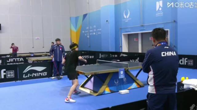 王楚钦白告趣味互动：现场比划引热议