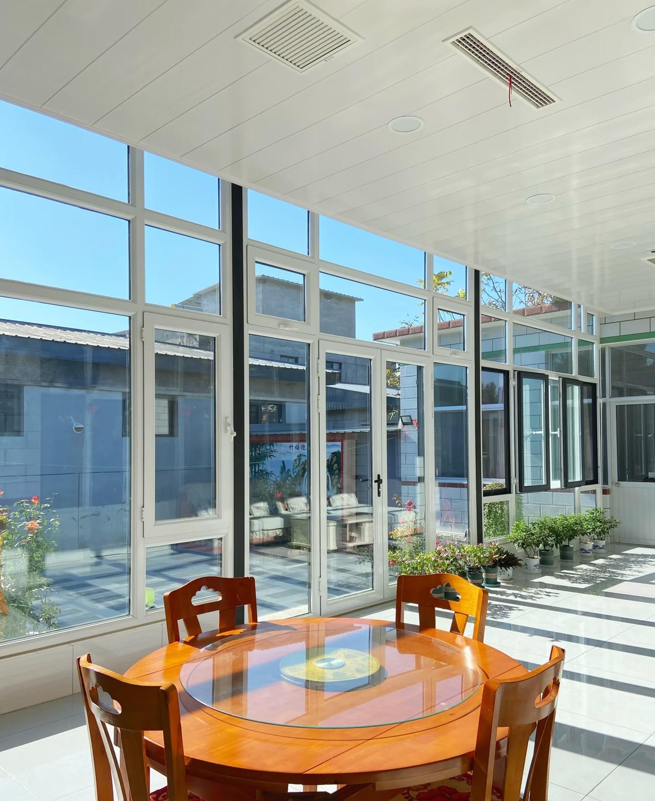 大姐家村里的房子，院子足够大，种蔬菜养花一样都不落，封起来的大阳台，阳光