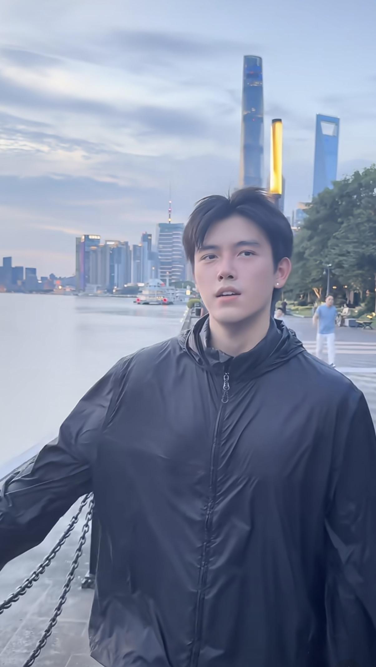 陈飞宇早上6点多，就在上海外滩跑步，此时的他已经23小时没有吃饭了，进行空腹有氧