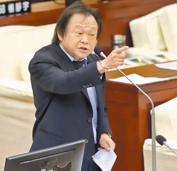 一个花篮就代表心意？国民党的郑丽文刚当选主席候选人，民进党那边就送了个花篮，
