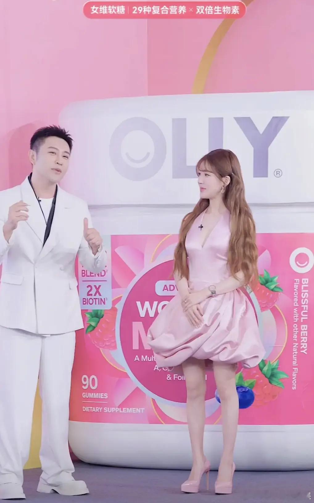 这糟糕的身高。这一身穿搭配块偏硬朗的表，神入审美。