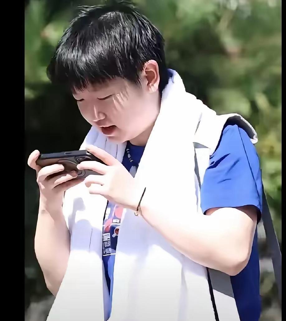 好家伙！16号中午莎莎练完出来，脖子搭着毛巾，俩手捧着横屏手机，笑得那叫一个甜！