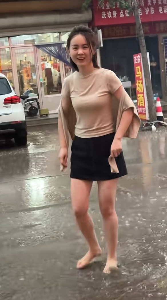 下雨了，出来玩玩水哈哈