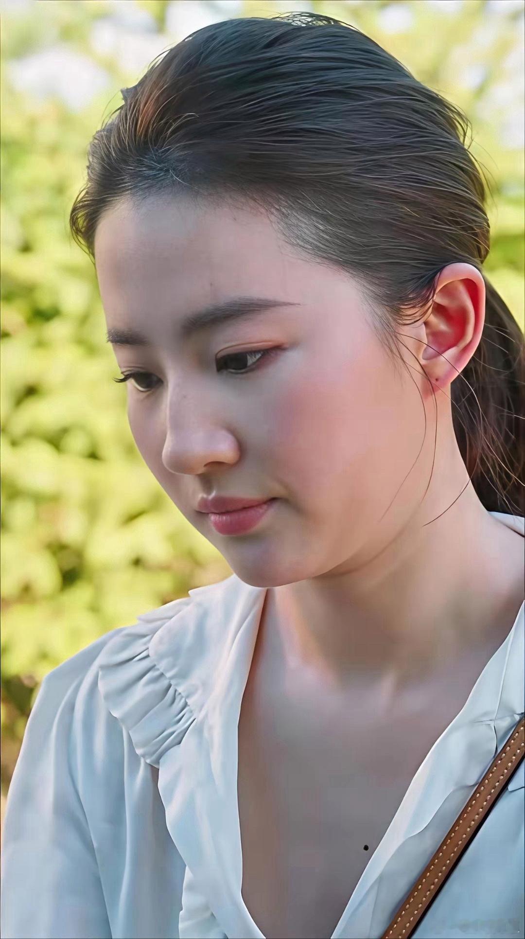 果然颜值抗打才敢素颜，刘亦菲素颜状态超绝，冰清玉洁的模样一眼心动～