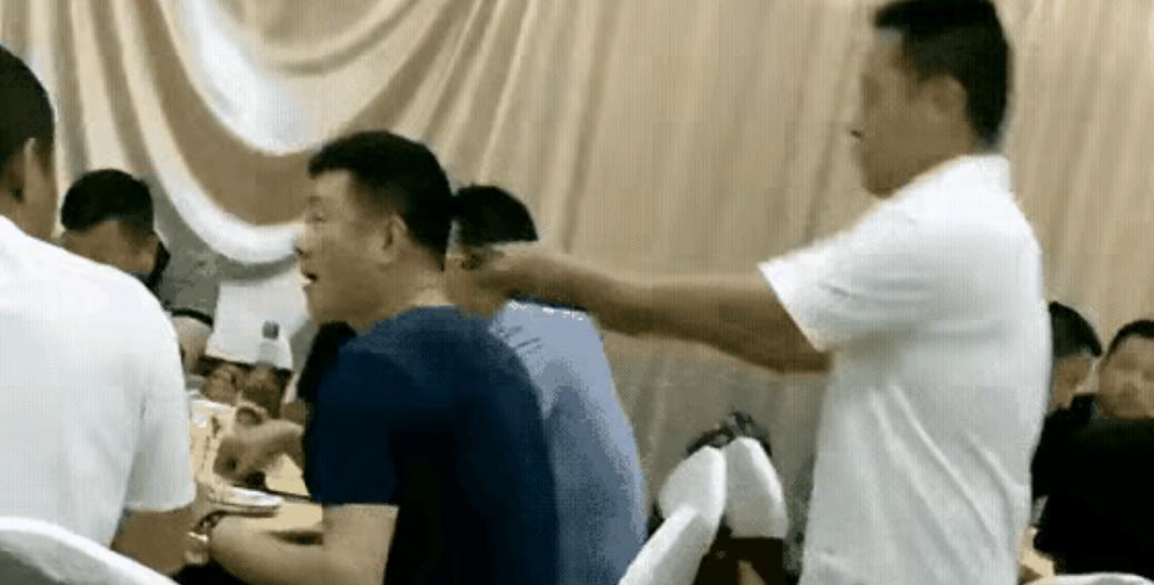 酒席上，一个男人正低头夹菜，身后突然窜出个人，二话不说，一根钢丝锁直接套他脖子上