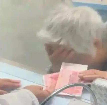 看哭了！一个60岁的老母亲，头发都白完了，正在给24岁的脑瘫儿子办出院手续。她儿