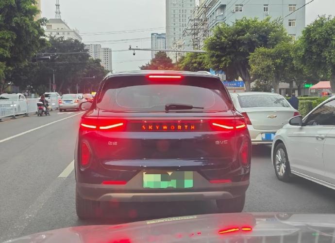 还以为小米澎程的神秘新车，离近一看原来是创维汽车