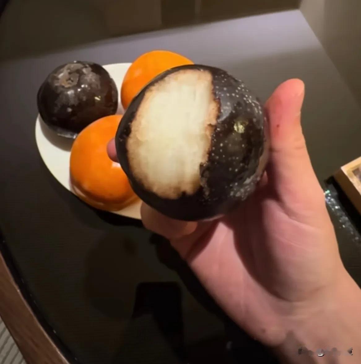 董宇辉提前帮忙避坑了！今天董宇辉已经到东北，还晒出自己前后吃冻梨的区别，告诉第