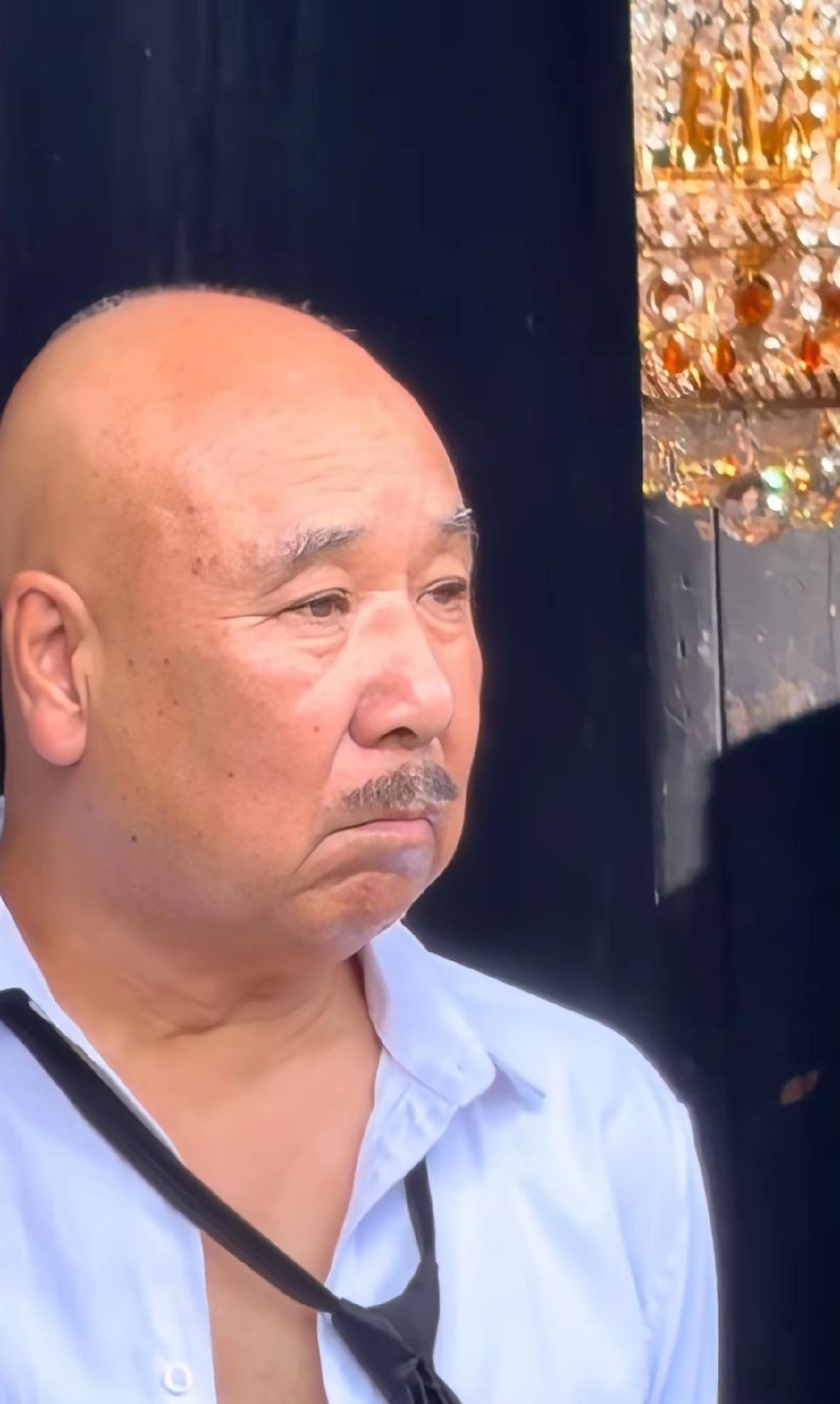 他最早给一个正地饲料做广告，养的猪瘦隔壁邻居养的又胖又没病，然后扮演他女儿的小孩