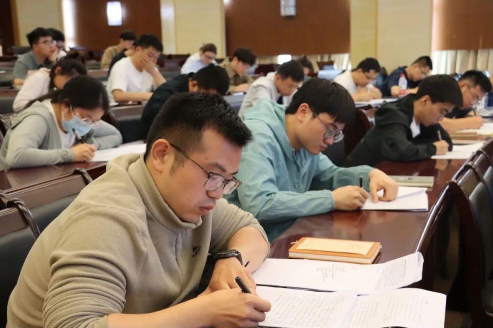 以后一二十年间的社会结构，基本还是干部子女将在官场占据主要位置，富豪子女依然拥有