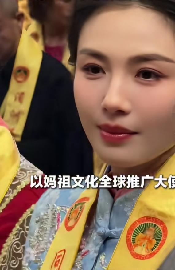 今天农历三月二十三日妈祖1066岁诞辰，刘涛现身湄洲岛守夜参加庆生活动，一身蓝粉