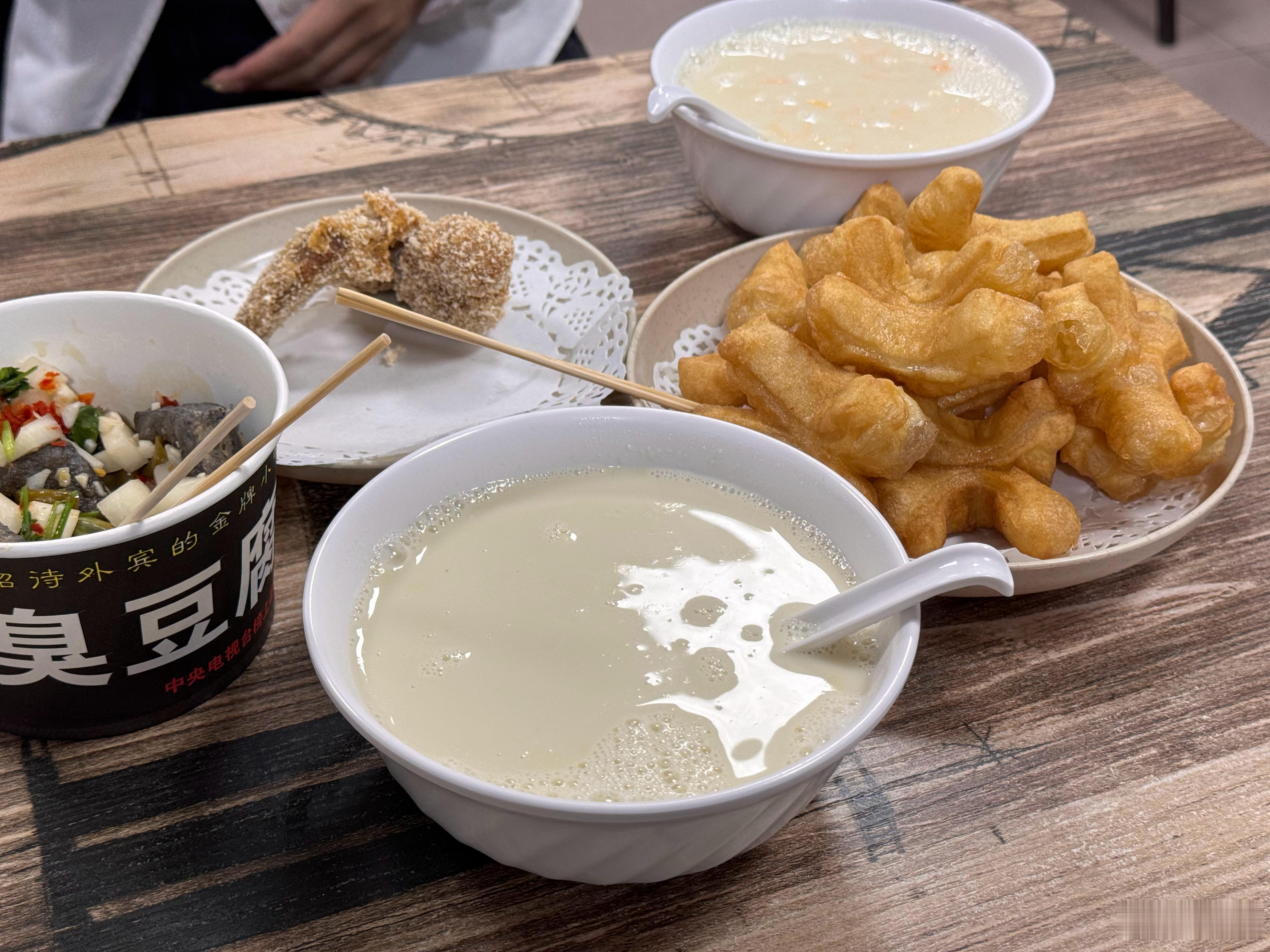 今天带来尝尝我在深圳很喜欢喝的豆浆，她喝完也很喜欢，连油条都是香奈儿的形状，豆浆