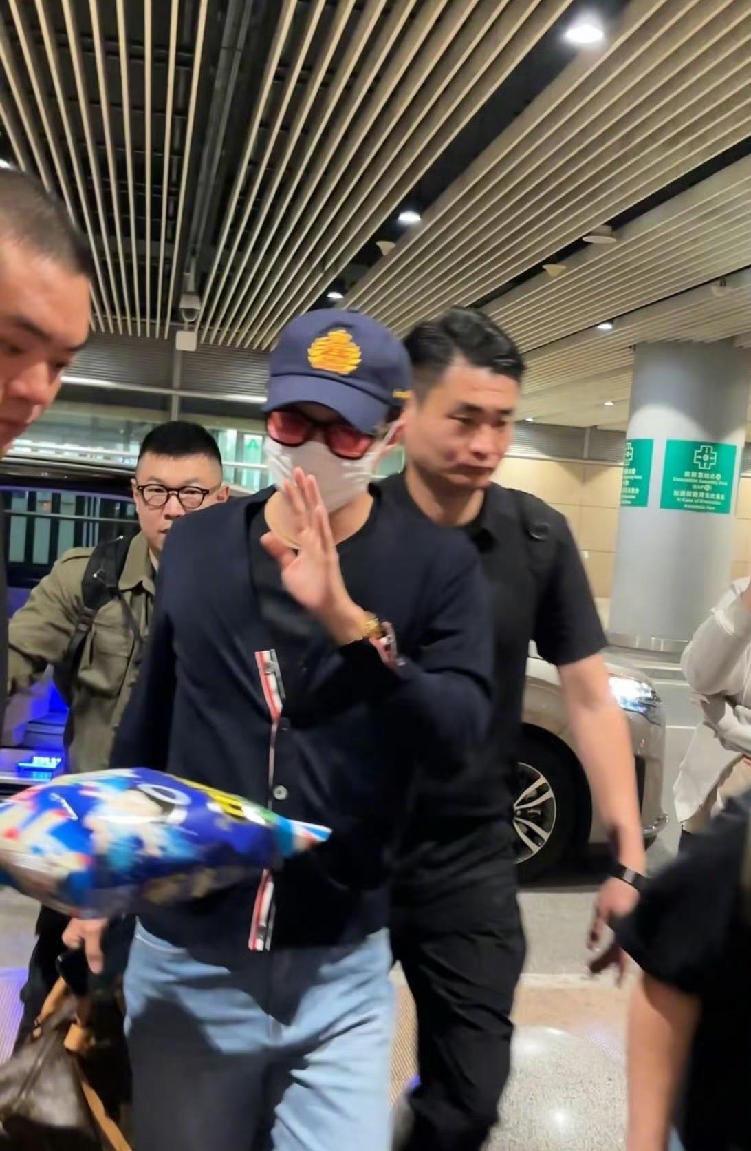 吴世勋北京送机怎么还有人给他递浪味仙啊！世勋哥：婉拒了网友辣评：孩子大了，