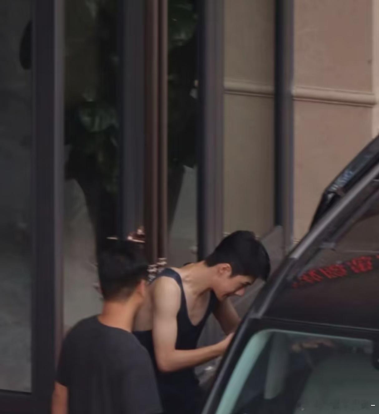 卧槽第一眼以为是肖战仔细一看才发现是王一博