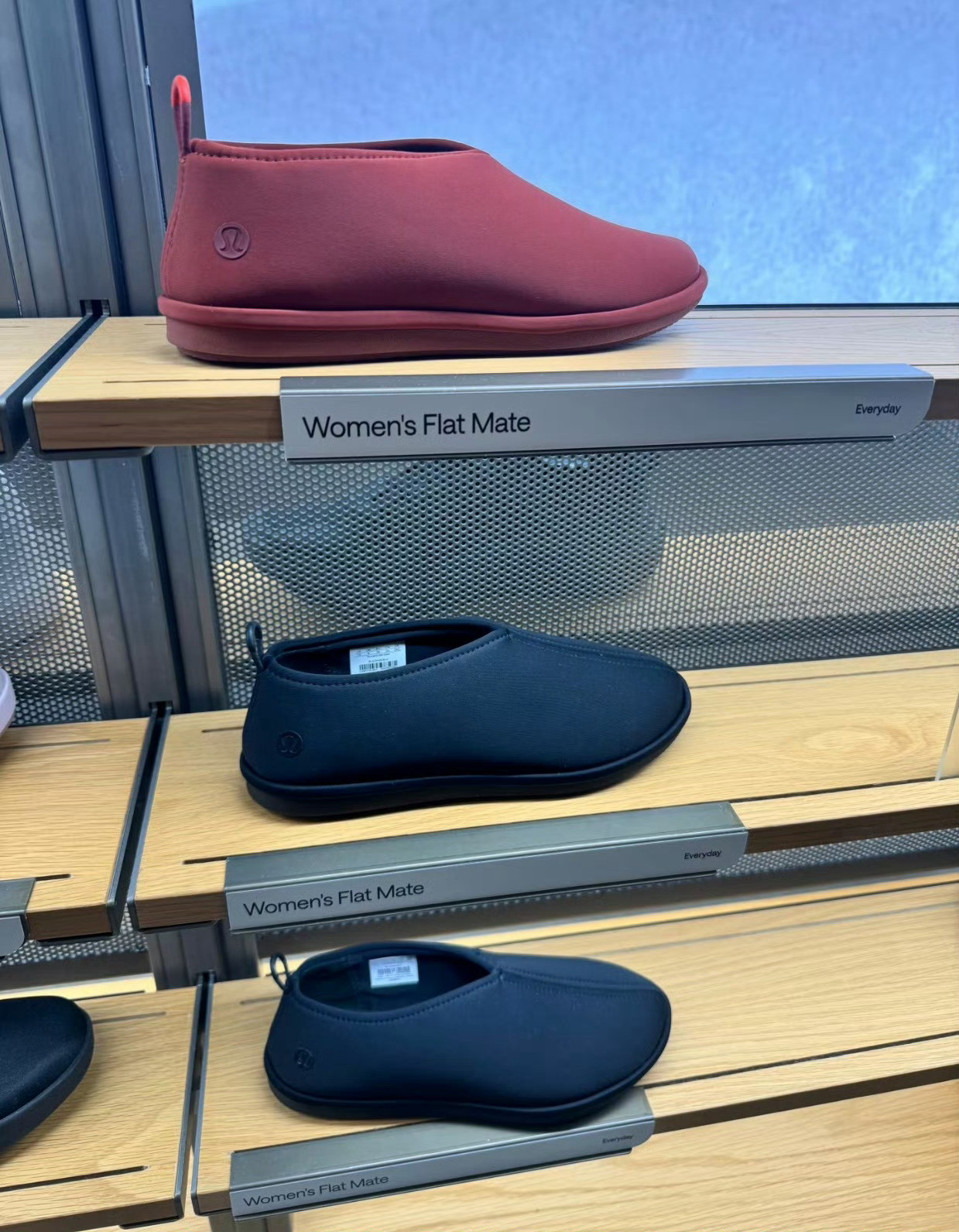 lululemon这设计猛攻下沉市场，但价格一点也不下沉？看了今年的设计，赶大集