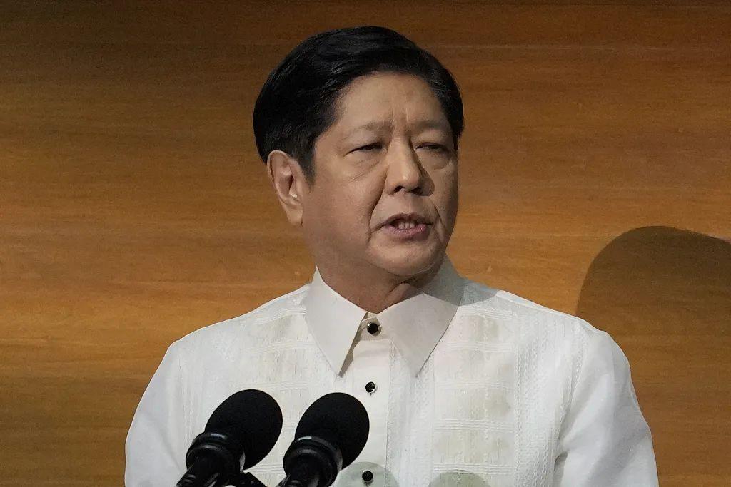 菲律宾这回傻眼了！马科斯政府刚在南海上蹿下跳、疯狂试探，转头就挨了一记结结实实的