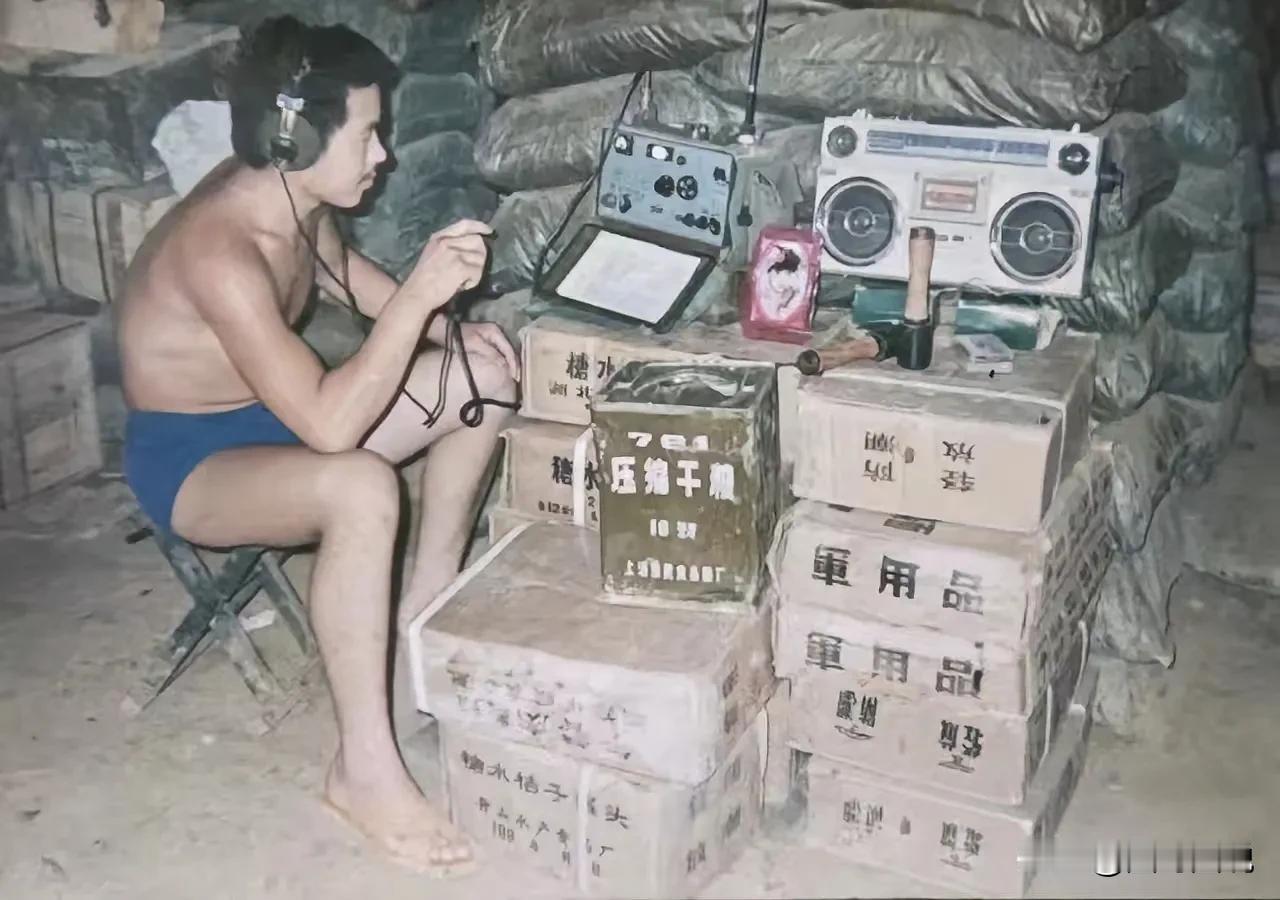 这是一张让人泪目的照片，同时也是南疆勇士的真实写照。照片中的战士虽然衣衫不整，但