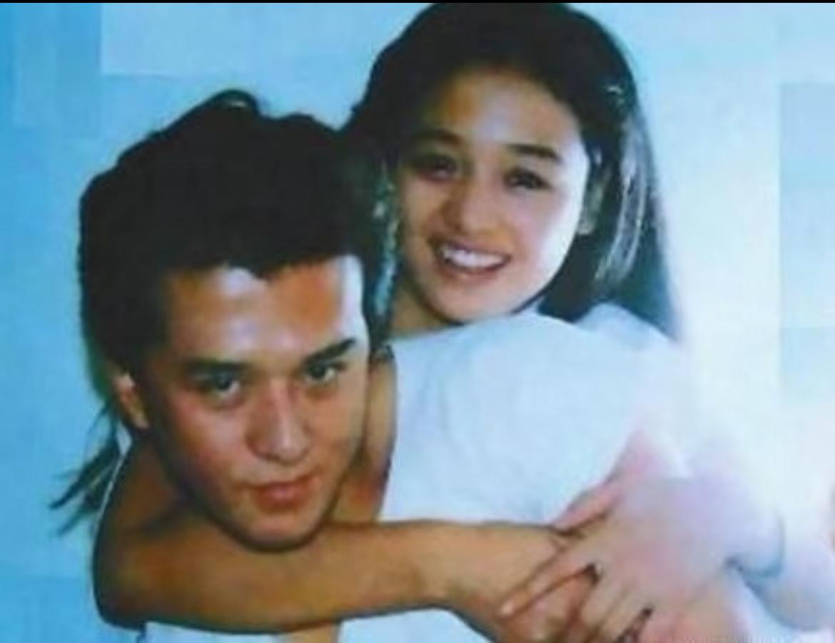 何冰说他是中戏校草。何冰采访时说，他面试的时候就有一个人走进来，那个人就是贾