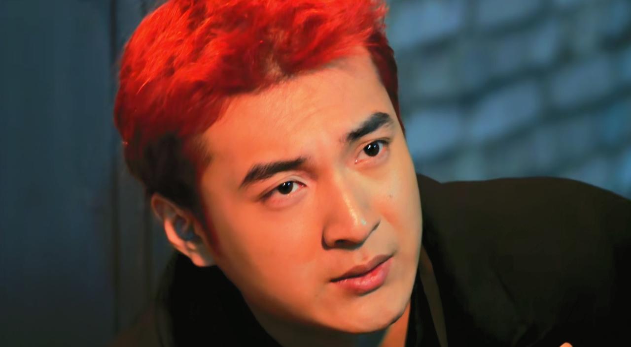 万潮就是个扶不起的阿斗《以法之名》中的万海，算得上商界精英，但是他的儿子万潮看的