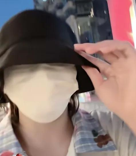 全红婵近日在Instagram更新了与小师妹蒋林静的合拍视频。视频中，两人戴着