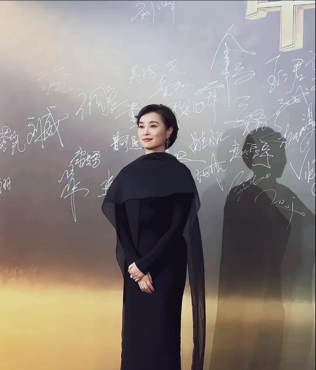 田朴珺，吴越同选黑色礼服，穿出的效果差别实在太大了！吴越