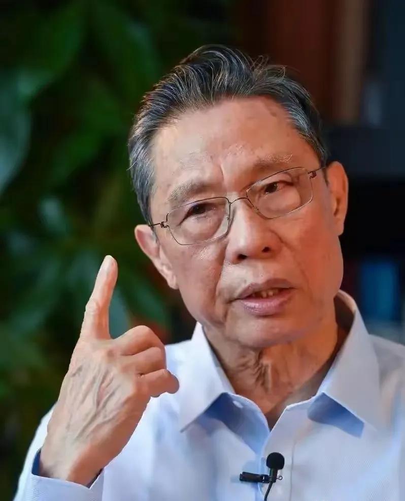 钟南山说：“一定要在身体还硬朗的时候拼命保养，千万不要随便透支。免疫力不会年