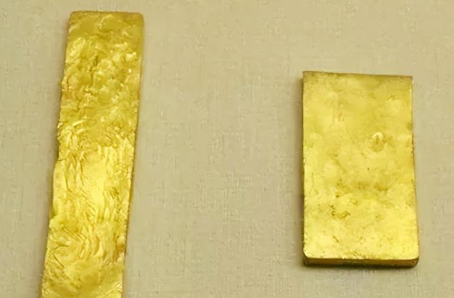 1979年，山西农民正在山崖上割草，突然一只鹰快速地向他冲过来，吓得老农抱头逃窜