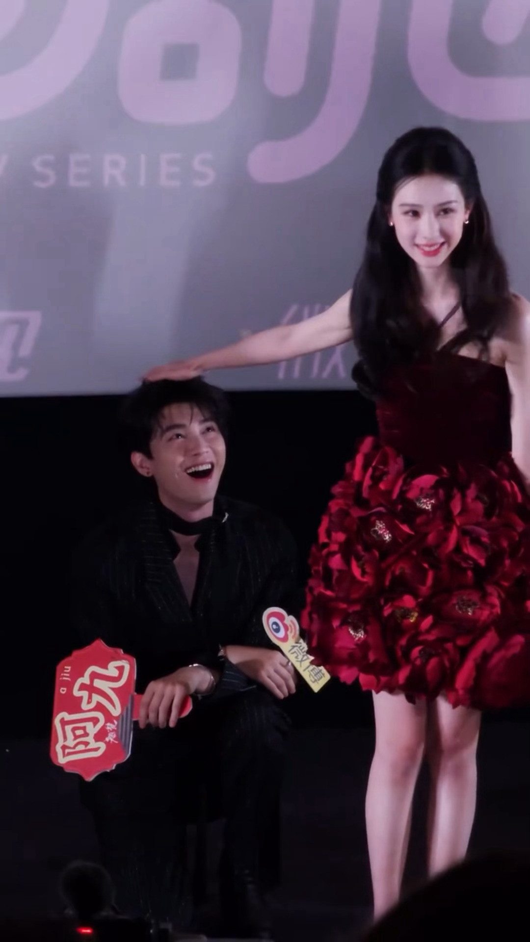 回味还是觉得好神奇这个应该是临时加的摸头吧，骤然眼睛一下子就亮了，小狗眼睛亮晶晶