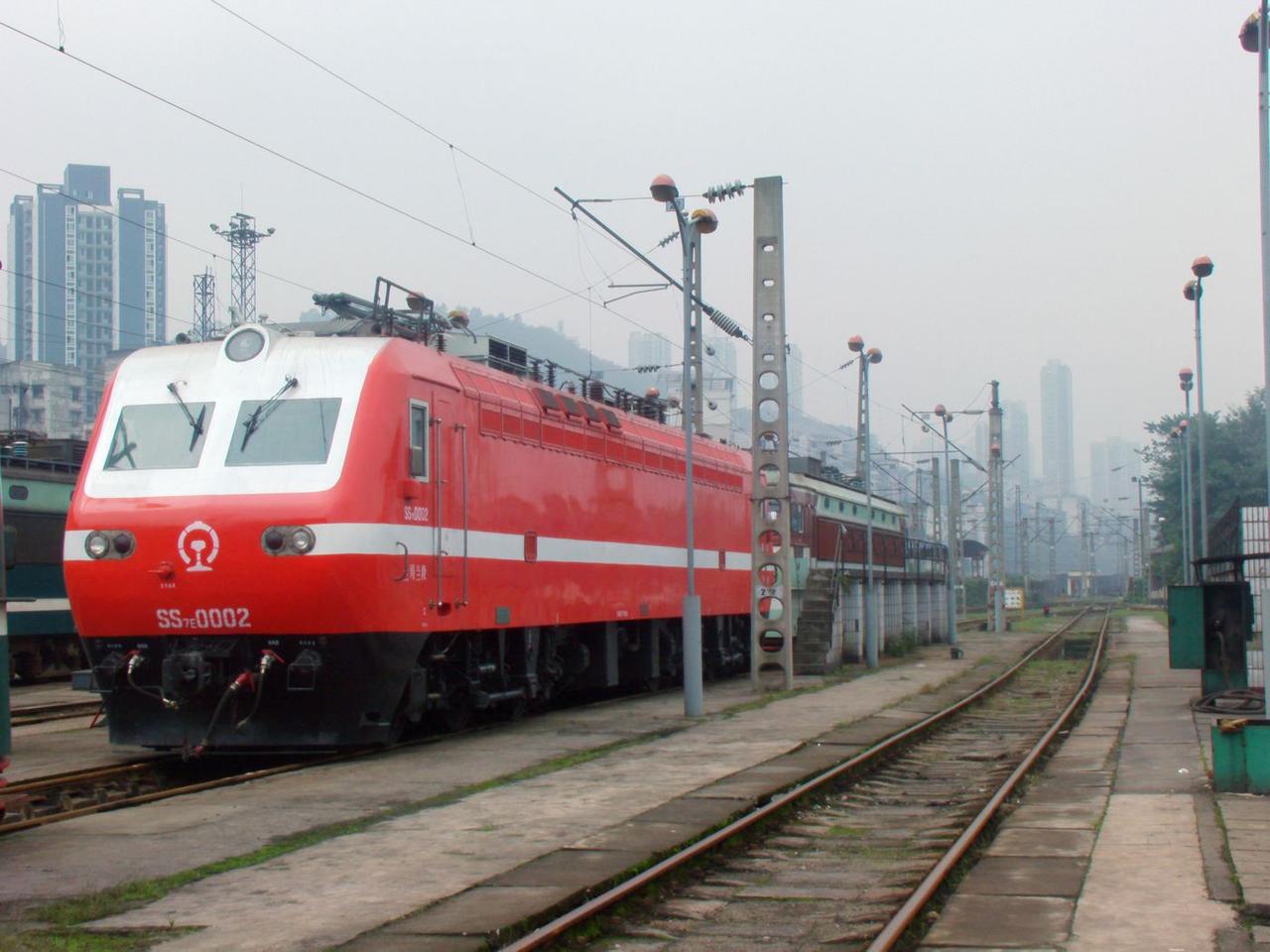 2010年，重庆机务段重庆南车间，一台韶山7E型电力机车在这里整备，这是兰州机务
