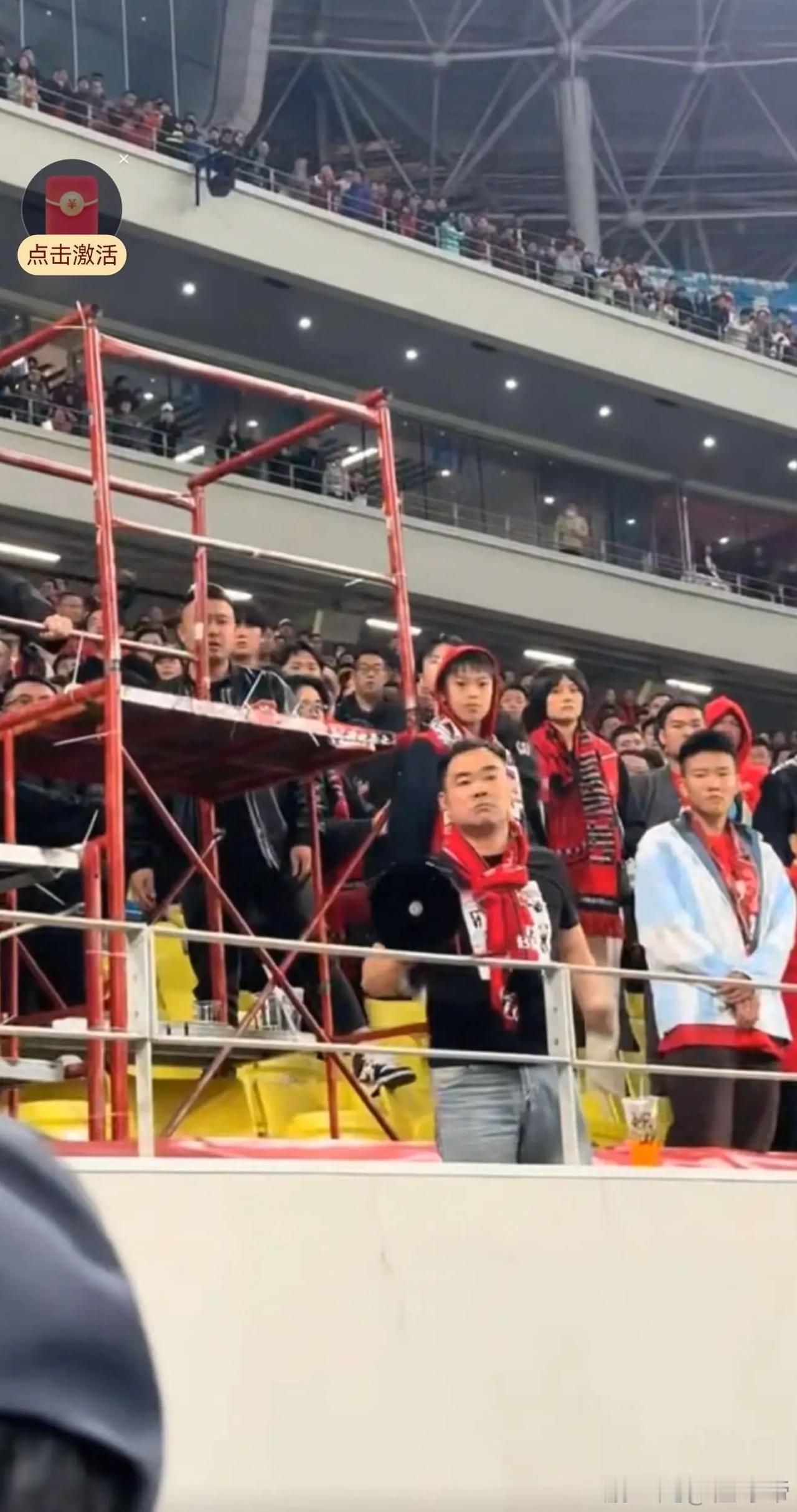 蓉城部分球迷已经疯了,赛后拿大喇叭训话球员,疑似和刘殿座等发生摩擦!比赛中,有