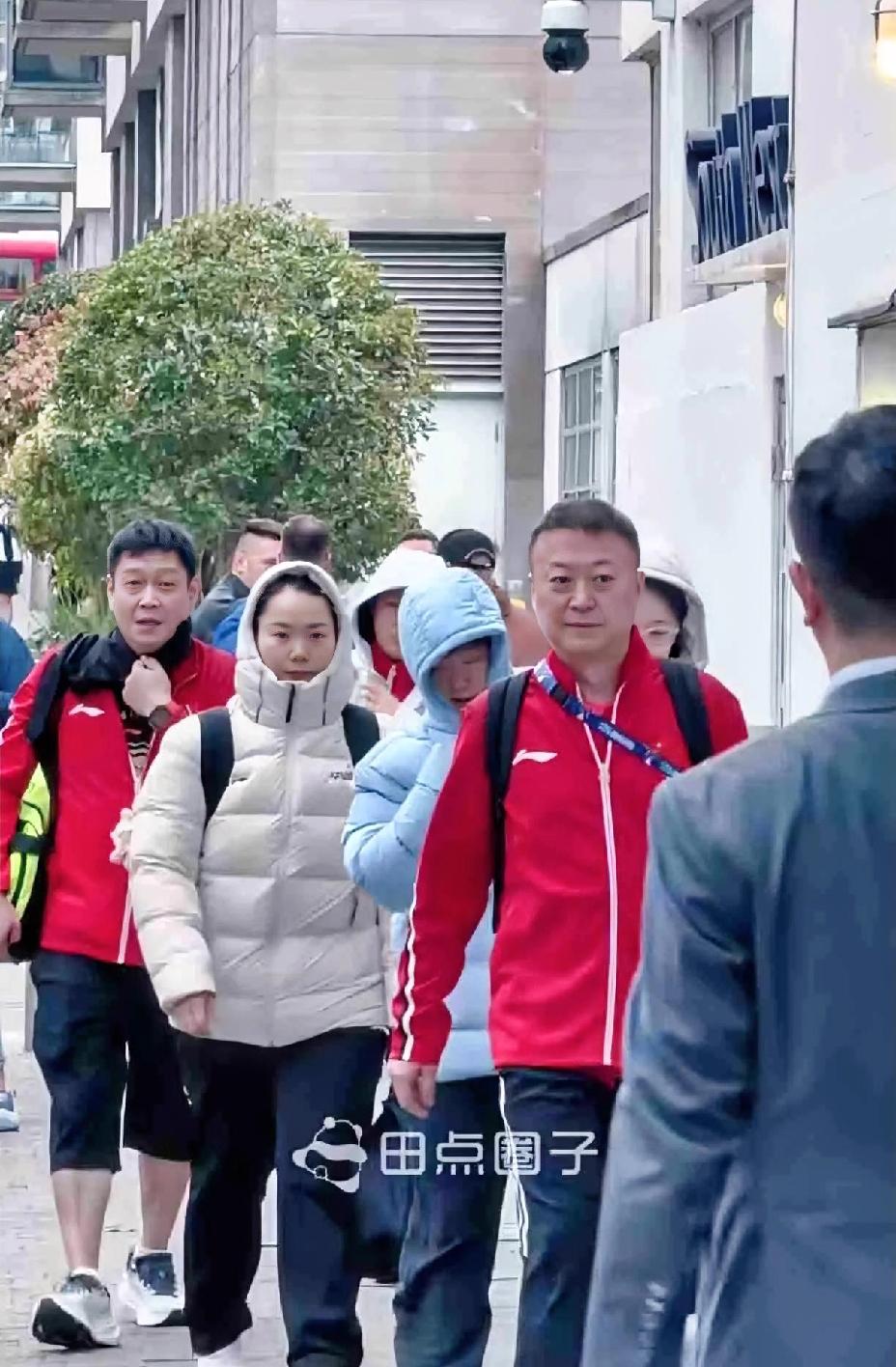 邱导你这是啥打扮，七分裤外加衣服当围脖，怪不得莎莎“笑话”你。别人都是羽绒