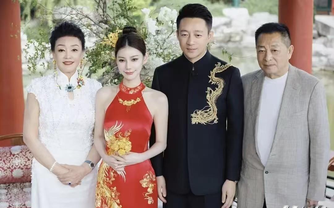 你见过离婚几十年还能像哥们一样开玩笑的前妻吗？张兰直播里直接调侃前夫体检要分开