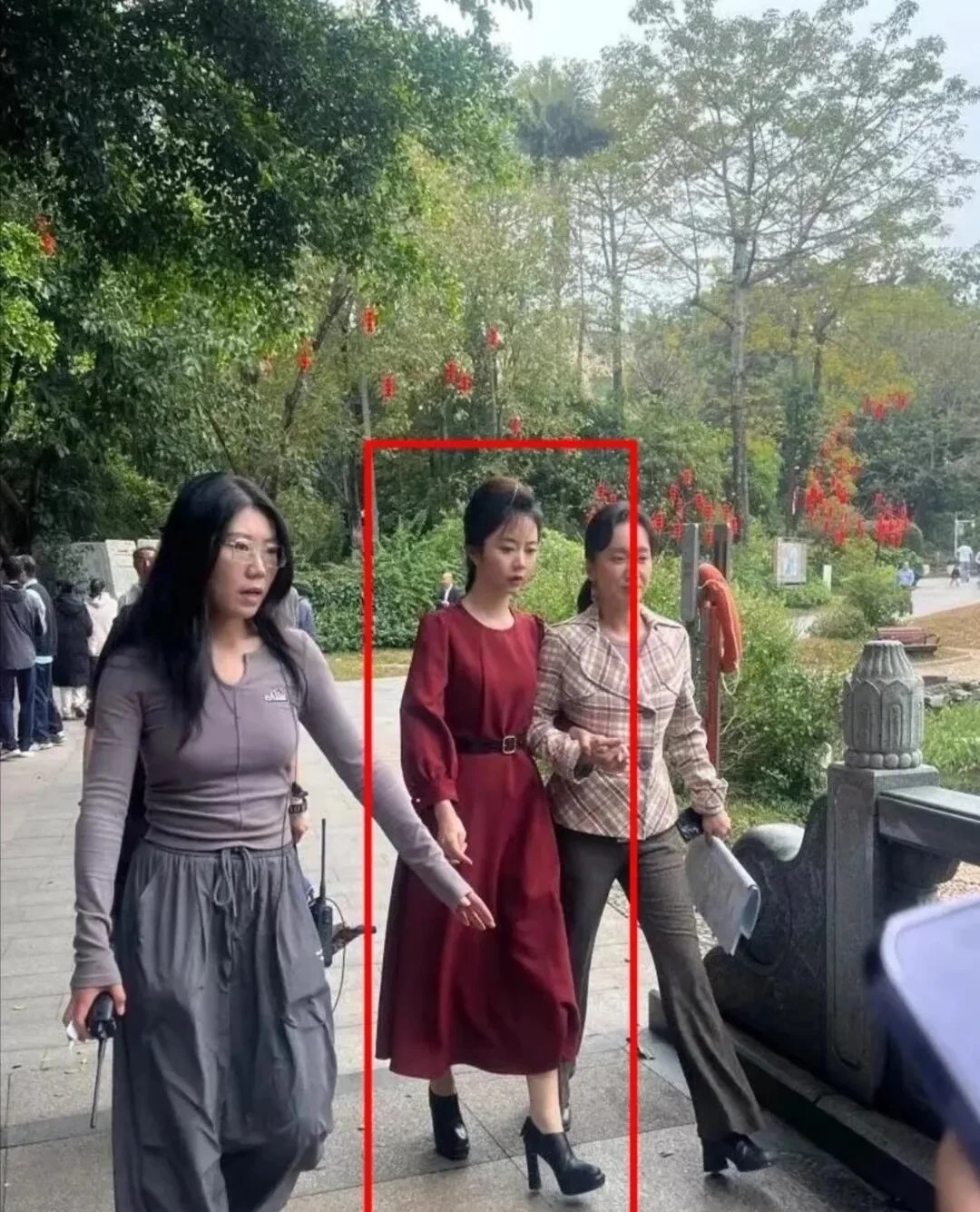 一直以为谭松韵在镜头里就够美了，直到看到线下生图才惊觉：原来她只是没那么上镜！现