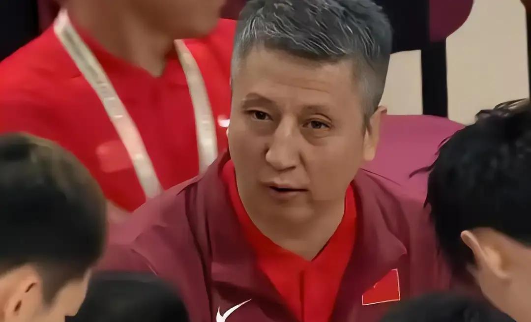 别再迷信“大脑”了。中国男篮输日本，就输在太爱找“指挥官”。看看数据：河村